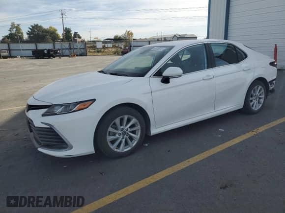 2021 Toyota Camry LE z VIN 4T1C11BK9MU044104, wystawiony jako Copart lot #82030915 z przebiegiem 51 409 mil mil oraz Szkoda całkowita • Salvage title. Historia ofert i sprzedaży dostępna na DreamBid. Obrazek 1.