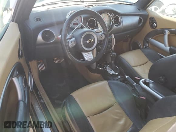 ✅ 2006 MINI Convertible S • VIN: WMWRH33576TK57119 • Lot: 67327395. Wystawiony na Copart z przebiegiem 99 473 mil. Bezpłatny archiwum sprzedaży aukcyjnych z USA i szczegółowy raport historii pojazdu na DreamBid. Zdjęcie 8.