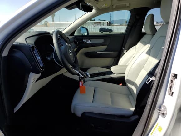 ✅ 2024 Volvo XC40 Ultimate Bright Theme • VIN: YV4L12UF8R2341133 • Lot: 52930115. Listed on Copart with 14,022 mi. Free auction sales archive from the USA and detailed vehicle history report at DreamBid. Image 7.