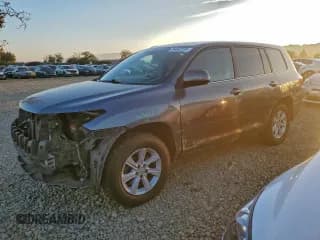 ✅ 2013 Toyota Highlander • VIN: 5TDZA3EH3DS043948 • Lot: 94682595. Wystawiony na Copart z przebiegiem 133 689 mil. Bezpłatny archiwum sprzedaży aukcyjnych z USA i szczegółowy raport historii pojazdu na DreamBid. Zdjęcie 1.