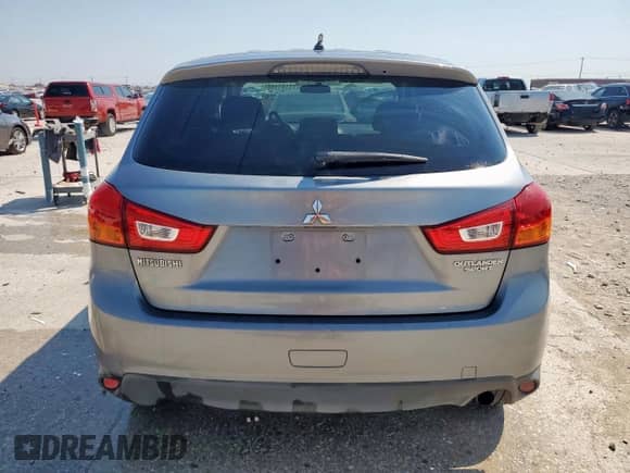 2013 Mitsubishi Outlander ES z VIN 4A4AR3AU7DE002388, wystawiony jako Copart lot #71191145 z przebiegiem 210 627 mil mil oraz Szkoda całkowita • Salvage title. Historia ofert i sprzedaży dostępna na DreamBid. Obrazek 6.