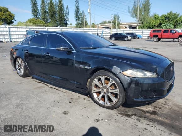 ✅ 2015 Jaguar XJ • VIN: SAJWA1CZ7F8V86845 • Лот: 90777925. Опубликован ранее на Copart с пробегом 61 195 миль. Бесплатный доступ к архиву аукционных продаж из США и подробный отчёт об истории автомобиля на DreamBid. Изображение 4.