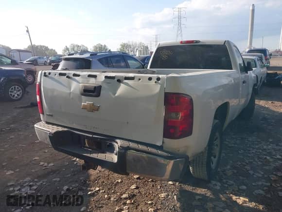 2010 Chevrolet Silverado 1500 Work Truck z VIN 1GCPCPEA1AZ215626, wystawiony jako IAAI lot #43373577 z przebiegiem 286 892 mil mil oraz . Historia ofert i sprzedaży dostępna na DreamBid. Obrazek 4.