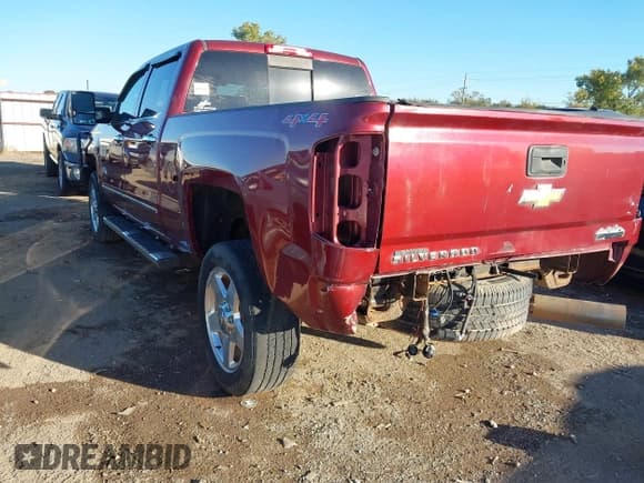 ✅ 2015 Chevrolet Silverado 2500HD High Country • VIN: 1GC1KXE85FF538303 • Lot: 43607471. Wystawiony na IAAI z przebiegiem 216 084 mil. Bezpłatny archiwum sprzedaży aukcyjnych z USA i szczegółowy raport historii pojazdu na DreamBid. Zdjęcie 3.