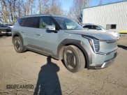 ✅ 2024 Kia EV9 Wind • VIN: KNDAFFS53R6044485 • Lot: 42955125. Wystawiony na Copart z przebiegiem 8 884 mil. Bezpłatny archiwum sprzedaży aukcyjnych z USA i szczegółowy raport historii pojazdu na DreamBid. Zdjęcie 4.