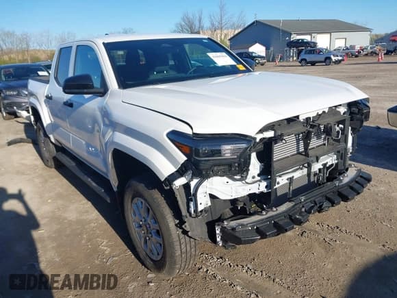 ✅ 2024 Toyota Tacoma SR • VIN: 3TYKD5HN2RT000445 • Lot: 42065964. Wystawiony na IAAI z przebiegiem 4 964 mil. Bezpłatny archiwum sprzedaży aukcyjnych z USA i szczegółowy raport historii pojazdu na DreamBid. Zdjęcie 1.