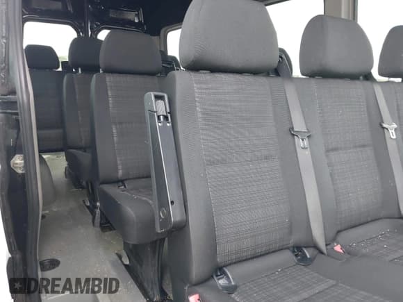 ✅ 2014 Mercedes-Benz Sprinter Passenger • VIN: WDZPE8CD1E5884005 • Lot: 43184369. Wystawiony na IAAI z przebiegiem 378 703 mil. Bezpłatny archiwum sprzedaży aukcyjnych z USA i szczegółowy raport historii pojazdu na DreamBid. Zdjęcie 8.