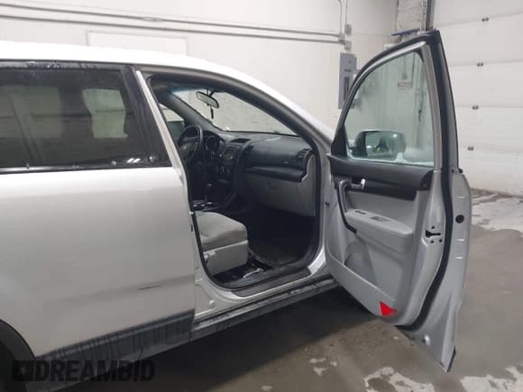 ✅ 2011 Kia Sorento LX • VIN: 5XYKTCA10BG163690 • Lot: 43621522. Listed on IAAI with 111,243 mi. Free auction sales archive from the USA and detailed vehicle history report at DreamBid. Image 5.