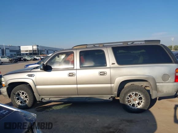 ✅ 2003 Chevrolet Suburban Z71 • VIN: 3GNFK16ZX3G265242 • Lot: 43476969. Wystawiony na IAAI z przebiegiem 225 973 mil. Bezpłatny archiwum sprzedaży aukcyjnych z USA i szczegółowy raport historii pojazdu na DreamBid. Zdjęcie 14.