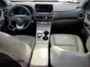 2022 Hyundai Kona Limited z VIN KM8K53AG9NU150739, wystawiony jako Copart lot #75516734 z przebiegiem 68 055 mil mil oraz Czysty tytuł • Clean title. Historia ofert i sprzedaży dostępna na DreamBid. Obrazek 8.