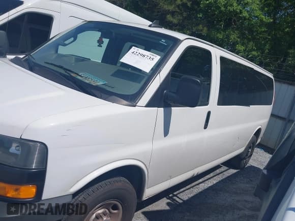 ✅ 2023 Chevrolet Express Passenger LS • VIN: 1GAZGNFP7P1133565 • Lot: 42298735. Wystawiony na IAAI z przebiegiem 132 269 mil. Bezpłatny archiwum sprzedaży aukcyjnych z USA i szczegółowy raport historii pojazdu na DreamBid. Zdjęcie 14.