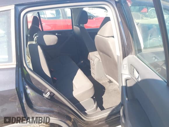 ✅ 2018 Volkswagen Tiguan • VIN: WVGAV7AX2JK001209 • Лот: 42963759. Опубликован ранее на IAAI с пробегом 78 086 миль. Бесплатный доступ к архиву аукционных продаж из США и подробный отчёт об истории автомобиля на DreamBid. Изображение 8.