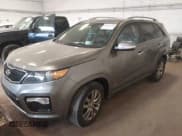 ✅ 2013 Kia Sorento SX • VIN: 5XYKWDA25DG400456 • Lot: 42582328. Wystawiony na IAAI z przebiegiem 121 356 mil. Bezpłatny archiwum sprzedaży aukcyjnych z USA i szczegółowy raport historii pojazdu na DreamBid. Zdjęcie 2.