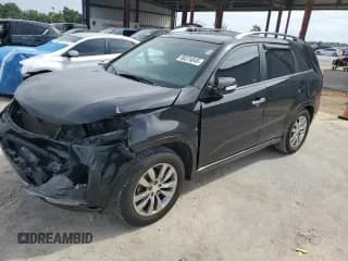 ✅ 2013 Kia Sorento SX • VIN: 5XYKW4A20DG386675 • Лот: 80376045. Опубликован ранее на Copart с пробегом 166 945 миль. Бесплатный доступ к архиву аукционных продаж из США и подробный отчёт об истории автомобиля на DreamBid. Изображение 1.
