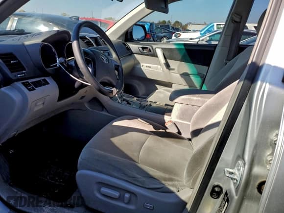 ✅ 2010 Toyota Highlander • VIN: 5TDZK3EH5AS011236 • Lot: 93928935. Listed on Copart with 218,258 mi. Free auction sales archive from the USA and detailed vehicle history report at DreamBid. Image 7.