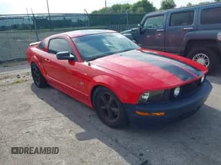 ✅ 2005 Ford Mustang GT Deluxe • VIN: 1ZVHT82H255226043 • Lot: 42821702. Wystawiony na IAAI z przebiegiem 110 467 mil. Bezpłatny archiwum sprzedaży aukcyjnych z USA i szczegółowy raport historii pojazdu na DreamBid. Zdjęcie 1.