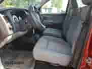 2009 Dodge Dakota ST z VIN 1D7HW28K49S816607, wystawiony jako Copart lot #71737454 z przebiegiem 112 378 mil mil oraz Szkoda całkowita • Salvage title. Historia ofert i sprzedaży dostępna na DreamBid. Obrazek 7.