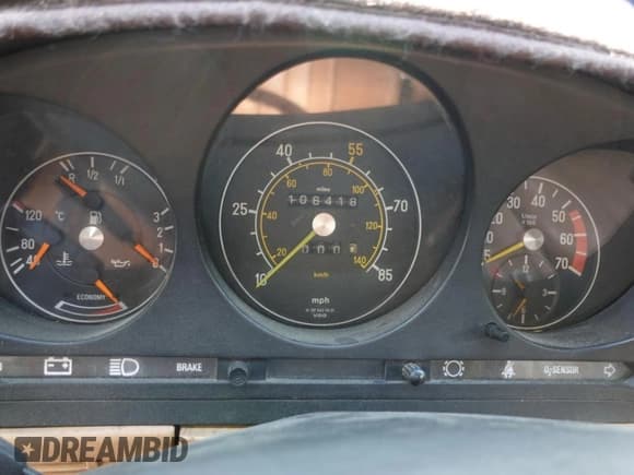 ✅ 1981 Mercedes-Benz 380 SL • VIN: WDBBA45A7BB004793 • Lot: 90682575. Wystawiony na Copart z przebiegiem 106 418 mil. Bezpłatny archiwum sprzedaży aukcyjnych z USA i szczegółowy raport historii pojazdu na DreamBid. Zdjęcie 8.