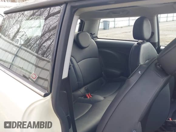 ✅ 2007 MINI Hardtop S • VIN: WMWMF73577TL92996 • Lot: 43761406. Wystawiony na IAAI z przebiegiem 81 121 mil. Bezpłatny archiwum sprzedaży aukcyjnych z USA i szczegółowy raport historii pojazdu na DreamBid. Zdjęcie 8.