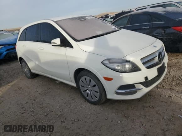 ✅ 2017 Mercedes-Benz B B 250e • VIN: WDDVP9AB7HJ012860 • Lot: 84244334. Wystawiony na Copart z przebiegiem 25 mil. Bezpłatny archiwum sprzedaży aukcyjnych z USA i szczegółowy raport historii pojazdu na DreamBid. Zdjęcie 4.