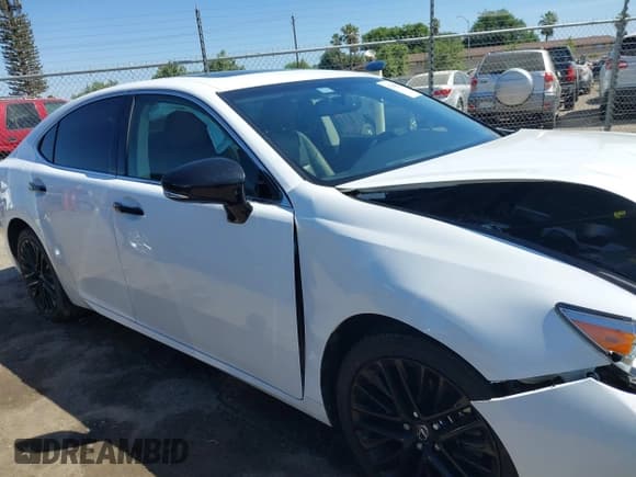 ✅ 2015 Lexus ES 330 • VIN: JTHBK1GGXF2181308 • Лот: 42305833. Опубликован ранее на IAAI с пробегом 113 653 миль. Бесплатный доступ к архиву аукционных продаж из США и подробный отчёт об истории автомобиля на DreamBid. Изображение 13.