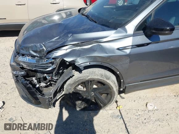 ✅ 2023 Volkswagen Tiguan SE R-Line Black • VIN: 3VVCB7AX1PM015241 • Lot: 43514580. Wystawiony na IAAI z przebiegiem 21 059 mil. Bezpłatny archiwum sprzedaży aukcyjnych z USA i szczegółowy raport historii pojazdu na DreamBid. Zdjęcie 6.