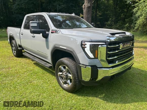✅ 2025 GMC Sierra 2500 • VIN: 1GT4UMEY3SF122265 • Лот: 63547375. Опубликован ранее на Copart с пробегом 12 131 миль. Бесплатный доступ к архиву аукционных продаж из США и подробный отчёт об истории автомобиля на DreamBid. Изображение 1.