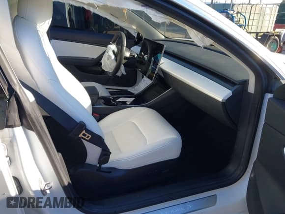 ✅ 2020 Tesla Model 3 Standard Range Plus • VIN: 5YJ3E1EA5LF591096 • Lot: 43591381. Wystawiony na IAAI z przebiegiem 98 408 mil. Bezpłatny archiwum sprzedaży aukcyjnych z USA i szczegółowy raport historii pojazdu na DreamBid. Zdjęcie 5.