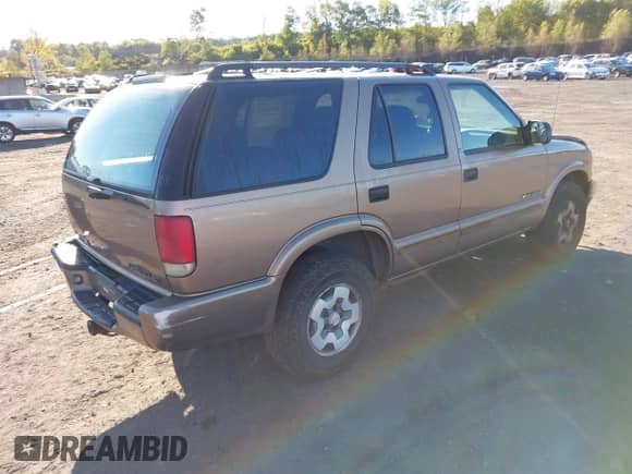 2003 Chevrolet Blazer LS z VIN 1GNDT13X03K108870, wystawiony jako IAAI lot #43406529 z przebiegiem 110 639 mil mil oraz . Historia ofert i sprzedaży dostępna na DreamBid. Obrazek 4.