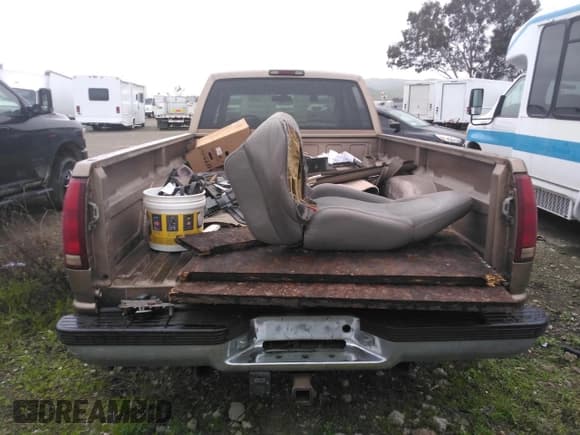 ✅ 1996 GMC Sierra 1500 • VIN: 1GTHC33J4TF010466 • Lot: 48392195. Wystawiony na Copart z przebiegiem 143 267 mil. Bezpłatny archiwum sprzedaży aukcyjnych z USA i szczegółowy raport historii pojazdu na DreamBid. Zdjęcie 6.