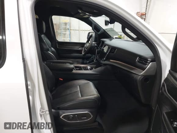 ✅ 2024 Jeep Wagoneer Series III • VIN: 1C4SJVDP8RS168920 • Lot: 41875326. Wystawiony na IAAI z przebiegiem 18 104 mil. Bezpłatny archiwum sprzedaży aukcyjnych z USA i szczegółowy raport historii pojazdu na DreamBid. Zdjęcie 5.