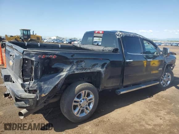 2017 Chevrolet Silverado 2500HD High Country z VIN 1GC1KXEY0HF106012, wystawiony jako Copart lot #61575705 z przebiegiem 113 053 mil mil oraz Szkoda całkowita • Salvage title. Historia ofert i sprzedaży dostępna na DreamBid. Obrazek 3.