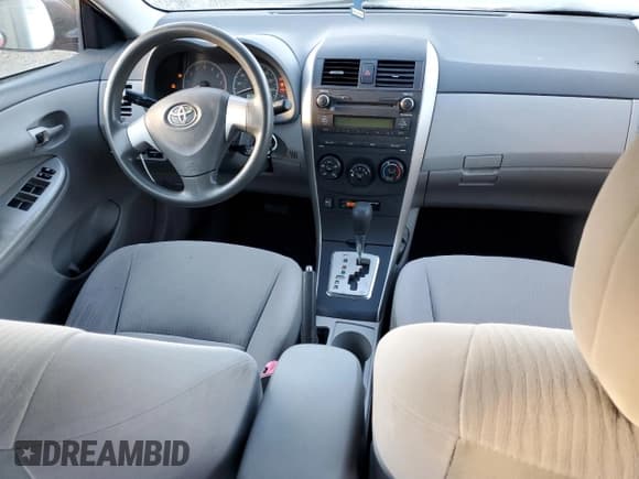 ✅ 2010 Toyota Corolla LE • VIN: JTDBU4EE1A9112134 • Lot: 85597005. Wystawiony na Copart z przebiegiem 239 241 mil. Bezpłatny archiwum sprzedaży aukcyjnych z USA i szczegółowy raport historii pojazdu na DreamBid. Zdjęcie 8.