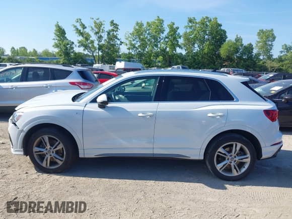 ✅ 2020 Audi Q3 S line Premium Plus • VIN: WA1EECF32L1107344 • Lot: 42700992. Wystawiony na IAAI z przebiegiem 76 570 mil. Bezpłatny archiwum sprzedaży aukcyjnych z USA i szczegółowy raport historii pojazdu na DreamBid. Zdjęcie 15.