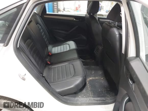 ✅ 2015 Volkswagen Passat SE • VIN: 1VWBS7A3XFC097846 • Lot: 43416771. Wystawiony na IAAI z przebiegiem 160 557 mil. Bezpłatny archiwum sprzedaży aukcyjnych z USA i szczegółowy raport historii pojazdu na DreamBid. Zdjęcie 8.