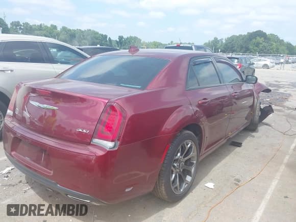 ✅ 2018 Chrysler 300 Touring L • VIN: 2C3CCAAGXJH275057 • Лот: 42945101. Опубликован ранее на IAAI с пробегом Не указан. Бесплатный доступ к архиву аукционных продаж из США и подробный отчёт об истории автомобиля на DreamBid. Изображение 4.