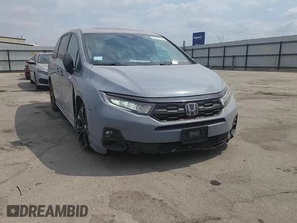 ✅ 2025 Honda Odyssey Sport-L • VIN: 5FNRL6H74SB009680 • Lot: 80205735. Wystawiony na Copart z przebiegiem 27 946 mil. Bezpłatny archiwum sprzedaży aukcyjnych z USA i szczegółowy raport historii pojazdu na DreamBid. Zdjęcie 14.