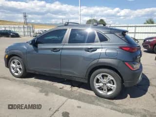 ✅ 2022 Hyundai Kona SEL • VIN: KM8K3CAB7NU799515 • Лот: 68880784. Опубликован ранее на Copart с пробегом 51 859 миль. Бесплатный доступ к архиву аукционных продаж из США и подробный отчёт об истории автомобиля на DreamBid. Изображение 2.
