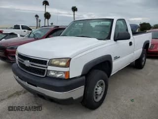 ✅ 2006 Chevrolet Silverado 2500HD Work Truck • VIN: 1GCHC24D26E139058 • Lot: 75088564. Wystawiony na Copart z przebiegiem Nie podano. Bezpłatny archiwum sprzedaży aukcyjnych z USA i szczegółowy raport historii pojazdu na DreamBid. Zdjęcie 1.