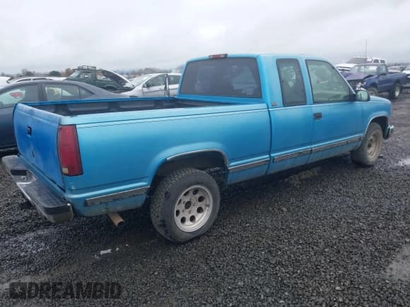 ✅ 1995 Chevrolet Silverado 1500 • VIN: 2GCEC19K3S1138176 • Lot: 43689474. Wystawiony na IAAI z przebiegiem 250 915 mil. Bezpłatny archiwum sprzedaży aukcyjnych z USA i szczegółowy raport historii pojazdu na DreamBid. Zdjęcie 4.