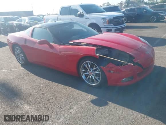 2006 Chevrolet Corvette z VIN 1G1YY25U465131214, wystawiony jako IAAI lot #43107832 z przebiegiem 55 083 mil mil oraz . Historia ofert i sprzedaży dostępna na DreamBid. Obrazek 1.