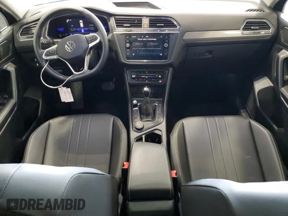 ✅ 2023 Volkswagen Tiguan SE • VIN: 3VVMB7AX6PM034582 • Lot: 81327125. Wystawiony na Copart z przebiegiem 22 563 mil. Bezpłatny archiwum sprzedaży aukcyjnych z USA i szczegółowy raport historii pojazdu na DreamBid. Zdjęcie 8.