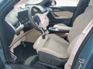 ✅ 2024 BMW X1 • VIN: WBX13EF0XR5Z97754 • Lot: 64200945. Wystawiony na Copart z przebiegiem 28 918 mil. Bezpłatny archiwum sprzedaży aukcyjnych z USA i szczegółowy raport historii pojazdu na DreamBid. Zdjęcie 7.