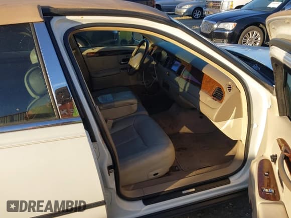 ✅ 2001 Lincoln Town Car Cartier • VIN: 1LNHM83W61Y713277 • Lot: 43676380. Wystawiony na IAAI z przebiegiem 283 434 mil. Bezpłatny archiwum sprzedaży aukcyjnych z USA i szczegółowy raport historii pojazdu na DreamBid. Zdjęcie 5.