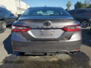 ✅ 2024 Toyota Camry SE • VIN: 4T1G11AK7RU916452 • Lot: 86811645. Wystawiony na Copart z przebiegiem 27 753 mil. Bezpłatny archiwum sprzedaży aukcyjnych z USA i szczegółowy raport historii pojazdu na DreamBid. Zdjęcie 6.