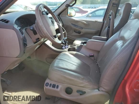 ✅ 1999 Ford Expedition XLT • VIN: 1FMPU18L2XLA60910 • Lot: 69872955. Wystawiony na Copart z przebiegiem 277 387 mil. Bezpłatny archiwum sprzedaży aukcyjnych z USA i szczegółowy raport historii pojazdu na DreamBid. Zdjęcie 7.