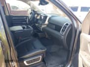 ✅ 2021 Ram 1500 Laramie • VIN: 1C6SRFJT9MN775472 • Lot: 43124148. Wystawiony na IAAI z przebiegiem 105 108 mil. Bezpłatny archiwum sprzedaży aukcyjnych z USA i szczegółowy raport historii pojazdu na DreamBid. Zdjęcie 5.