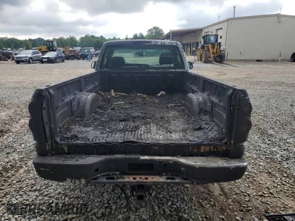 2004 Chevrolet Silverado 1500 LS z VIN 1GCEC14T04E206936, wystawiony jako Copart lot #56305735 z przebiegiem Nie podano mil oraz Szkoda całkowita • Salvage title. Historia ofert i sprzedaży dostępna na DreamBid. Obrazek 6.