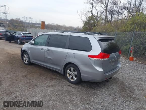 ✅ 2012 Toyota Sienna LE • VIN: 5TDKK3DC3CS234076 • Lot: 43789027. Wystawiony na IAAI z przebiegiem 189 489 mil. Bezpłatny archiwum sprzedaży aukcyjnych z USA i szczegółowy raport historii pojazdu na DreamBid. Zdjęcie 3.