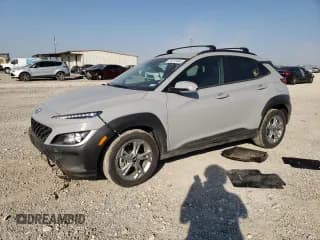 ✅ 2023 Hyundai Kona SEL • VIN: KM8K6CABXPU969571 • Лот: 75212444. Опубликован ранее на Copart с пробегом 10 094 миль. Бесплатный доступ к архиву аукционных продаж из США и подробный отчёт об истории автомобиля на DreamBid. Изображение 1.